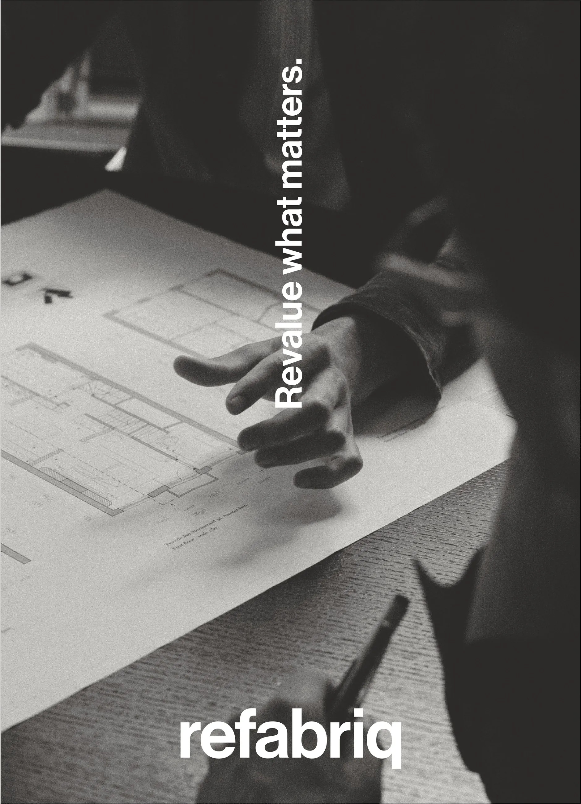 Pět kampaňových vizuálů — Revalue what matters, Respect the material, Redefine waste, Rebuild the story, 100 % Recycled textile.